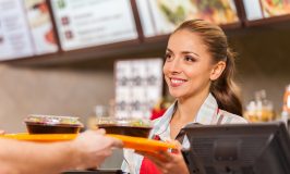 کارگر رستوران در خدمت دو وعده غذا فست فود